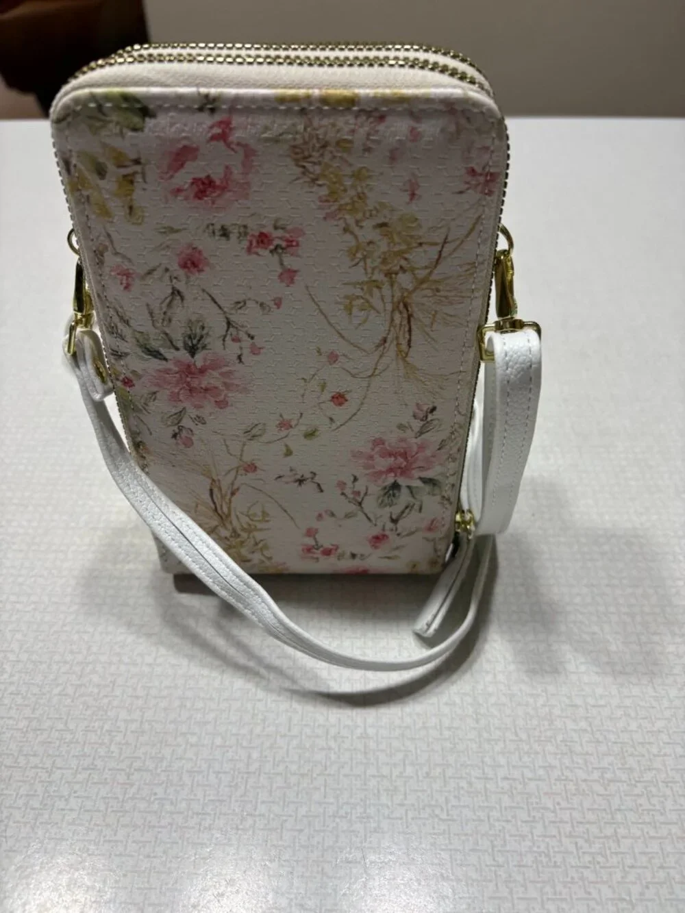NWT Ch!c Unlimited Small Crossbody In Floral Print with many compartments